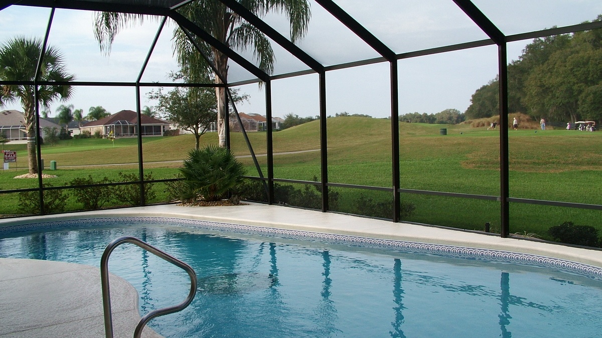 Do all pools need a birdcage enclosure in Florida?